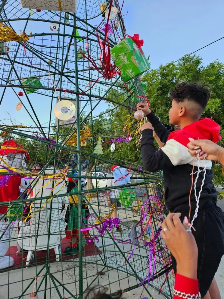 Invitan a la comunidad a participar del armado del árbol navideño en avenida Polonia