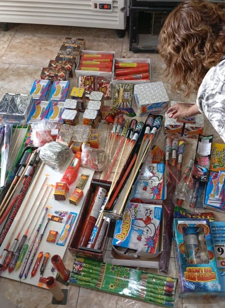 Decomisaron pirotecnia en dos comercios de Trelew tras operativos de control y denuncias vecinales