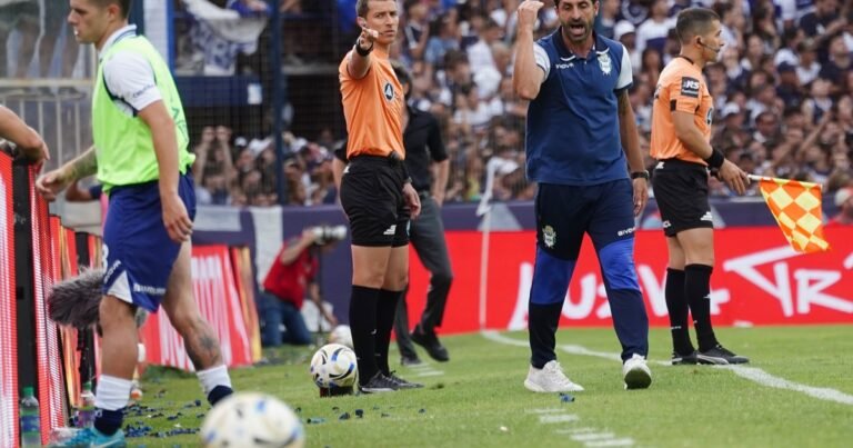 El desconsuelo de Zaniratto: rompió en llanto cuando se encontró con su familia tras la derrota de Gimnasia con Estudiantes