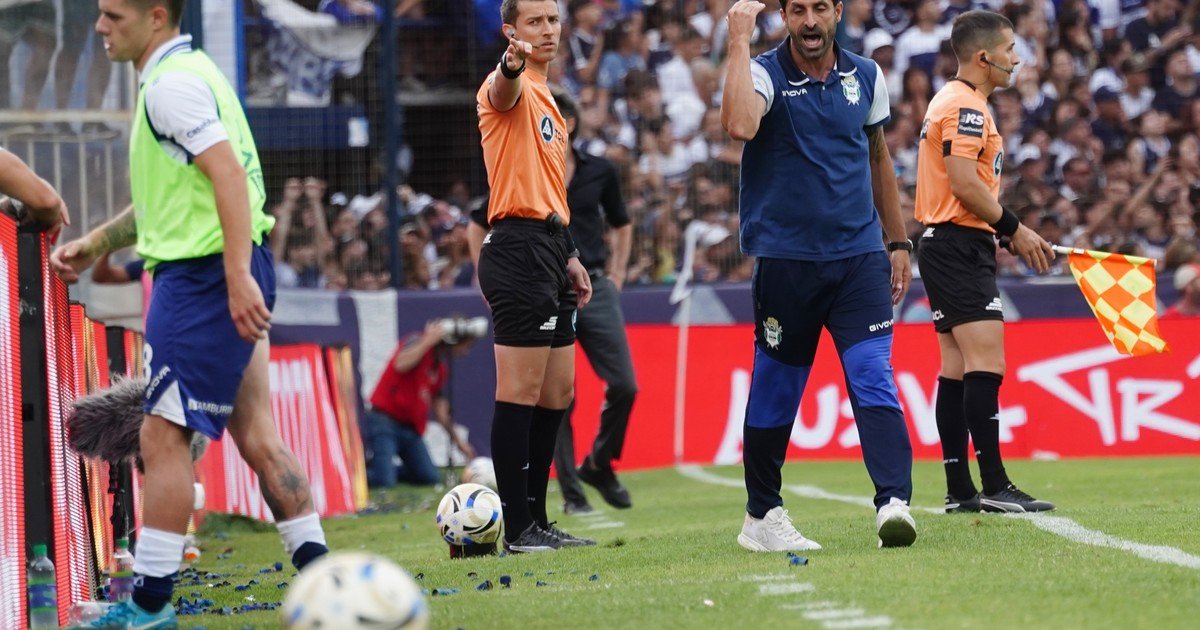 El desconsuelo de Zaniratto: rompió en llanto cuando se encontró con su familia tras la derrota de Gimnasia con Estudiantes