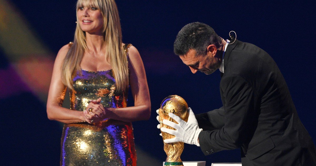Lionel Scaloni llevó la Copa del Mundo al sorteo del Mundial 2026: unos guantes inmaculados y un deseo en voz alta (y en español) para lo que viene