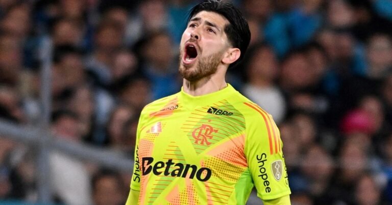 Agustín Rossi y sus dos bloopers en la Copa Intercontinental: en una lo salvó el VAR y en la otra fue el gol del PSG ante Flamengo