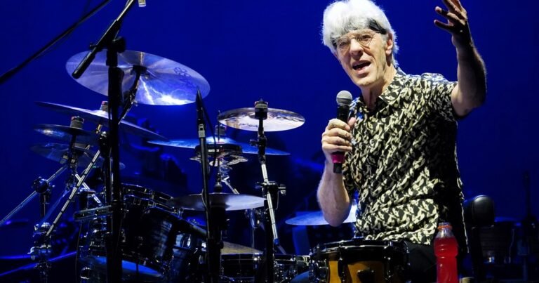 Stewart Copeland, un showman loco y alucinado que revivió la magia de The Police