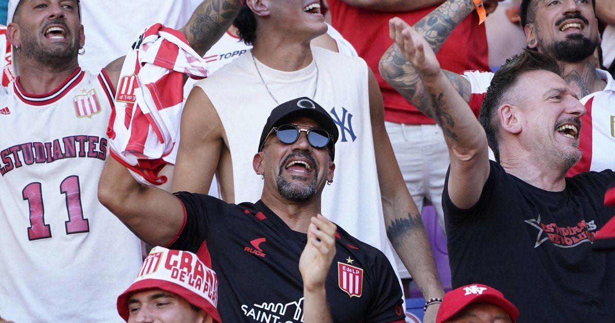 Juan Sebastián Verón juega su partido en la final del Clausura: está en la tribuna de Estudiantes, donde los hinchas insultan a Tapia