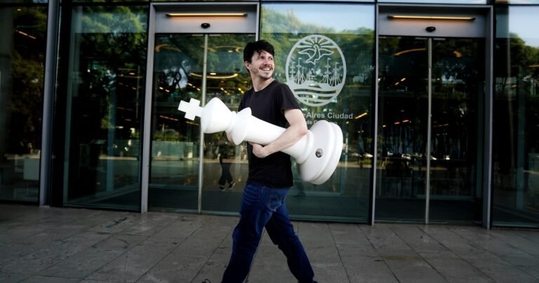 Diego Flores, el rey del ajedrez argentino: el gran maestro bostero y fanático de Lionel Messi que igualó un récord histórico de Miguel Najdorf