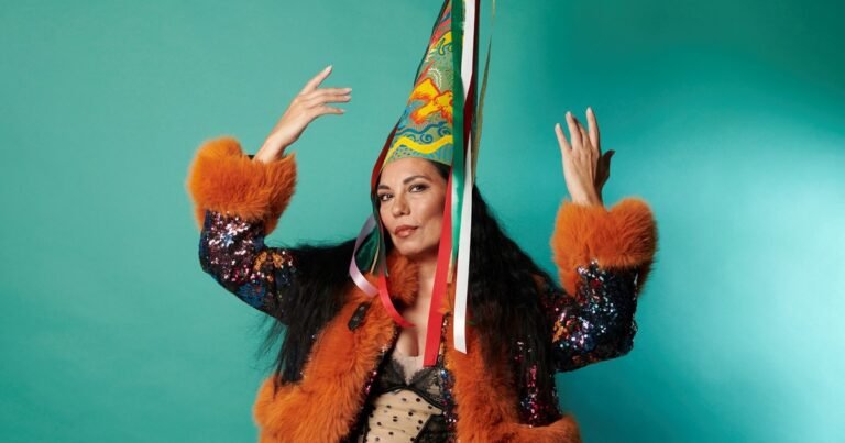 El regreso de La Charo, la chaqueña que deslumbró a Rosalía con su bonete guaraní, canto indígena de folklore y base electrónica