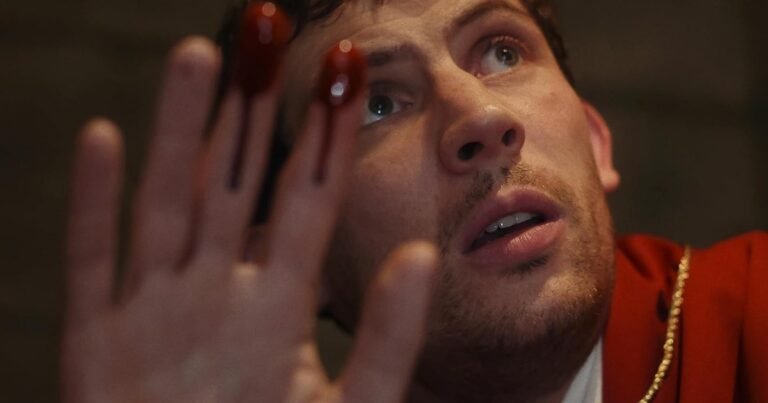 En Netflix, por qué hay que ver Wake Up Dead Man, la nueva de Knives Out