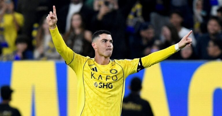 Cristiano Ronaldo, en estado de gracia: cerró el año con un gol de espalda en Al Nassr, lo festejó con todo y está cada vez más cerca del 1.000