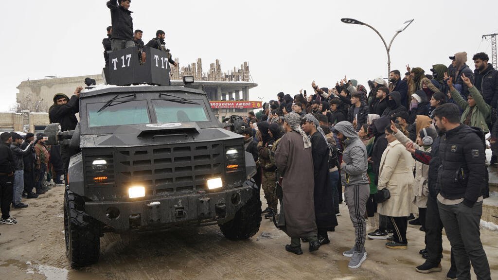 Siria abre un corredor humanitario hacia la ciudad kurda de Kobane tras la prórroga del alto el fuego