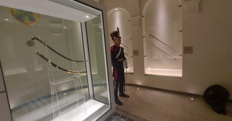 "Agravio a la memoria nacional": Llevarán el sable corvo de San Martín en helicóptero para un acto con Milei