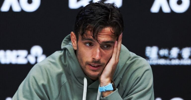 El dolor de Lorenzo Musetti tras la lesión cuando le ganaba a Djokovic en Australia y se sufre en Buenos Aires: "No tengo palabras"