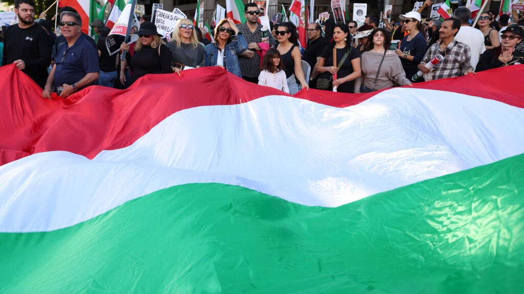 Autoridades iraníes sopesan levantar el bloqueo a internet; reportan hackeo a la televisión estatal