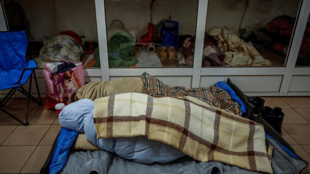 Ataque ruso deja sin calefacción a más de 5.600 edificios residenciales en Kiev