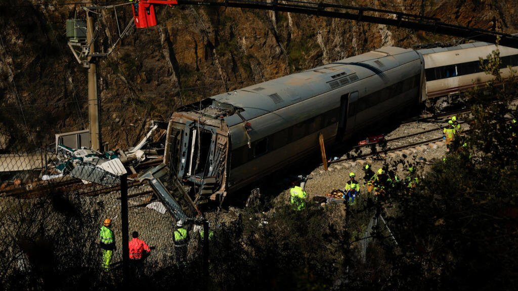 Sube a 42 cifra de muertos tras accidente ferroviario en España; una junta desgastada, en el centro de la investigación