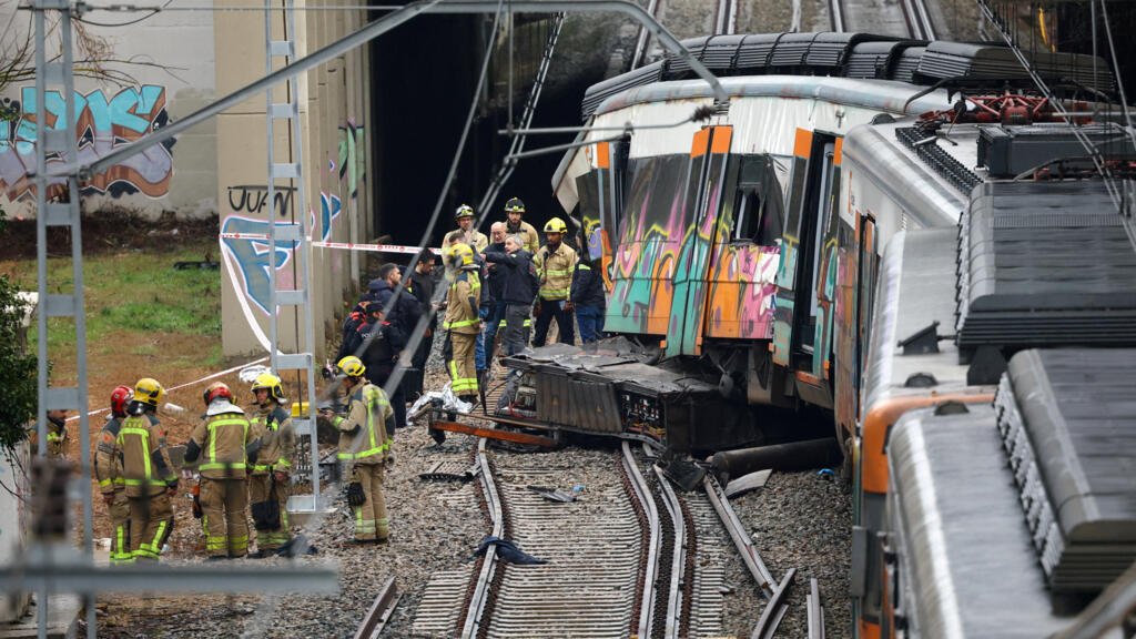 Maquinistas convocan a una huelga tras nuevo accidente ferroviario que deja un muerto y 37 heridos en Barcelona