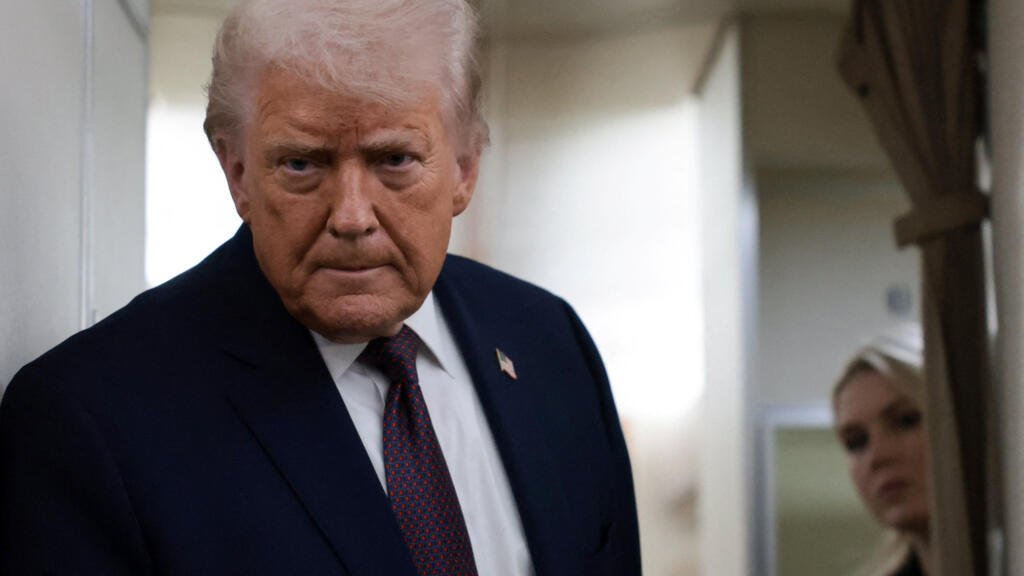 Trump afirma que una “armada” de EE. UU. navega hacia Irán, golpeada por nuevas sanciones