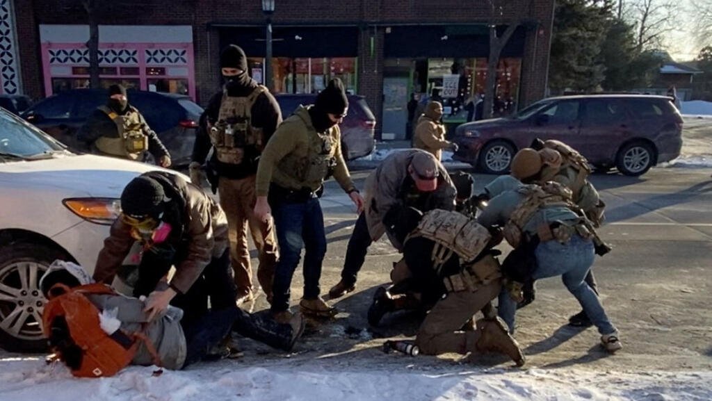 Videos del fatal tiroteo de Alex Pretti en Minneapolis contradicen las declaraciones del Gobierno