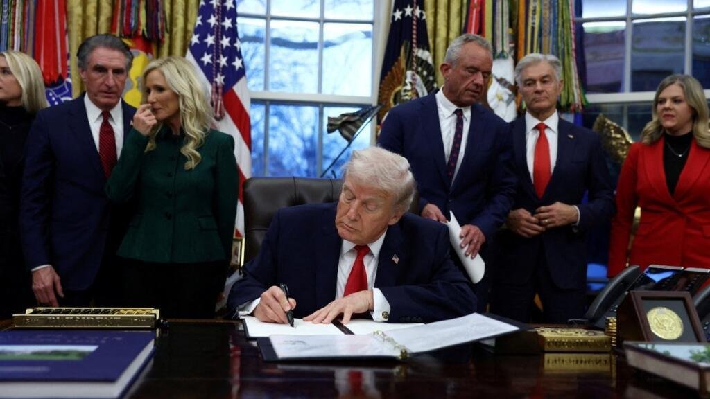 ¿En qué consiste la amenaza de Trump de imponer aranceles a países que proporcionen petróleo a Cuba?