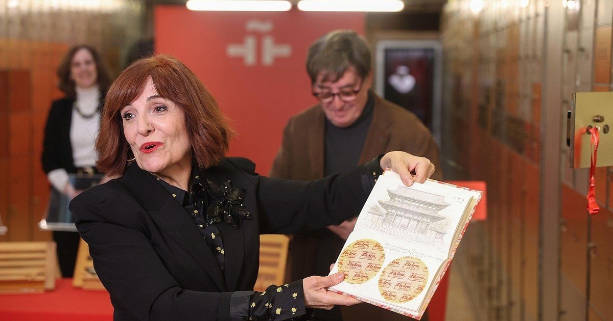 Dibujos, manuscritos y cuentos: Elvira Lindo ingresó a la Caja de las Letras