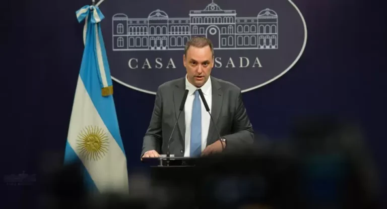 Depositar dólares sin trabas: el ultimátum de Adorni a los empleados del Banco Nación