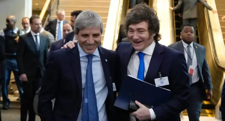 Reservas récord vs. industria en caída: el dilema Milei estalla en 2026