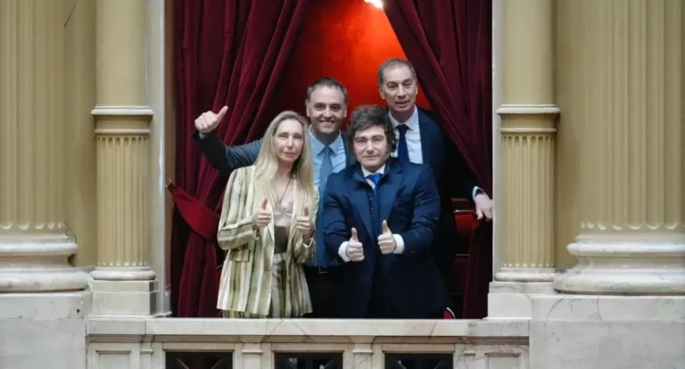 "Vamos a ser ricos y viajar por el mundo": el récord del "déficit Ezeiza" y la tajante advertencia de Milei