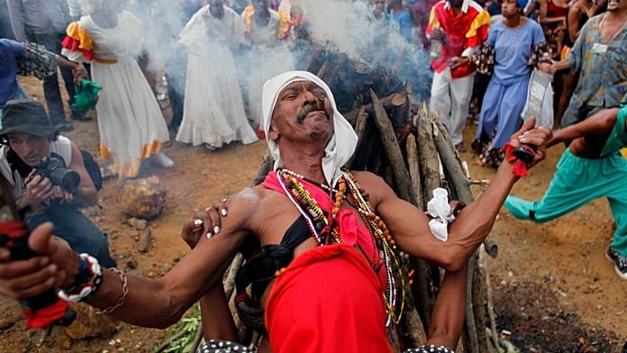 Los santeros cubanos hacen ofrendas y piden paz a sus deidades en medio de las crisis
