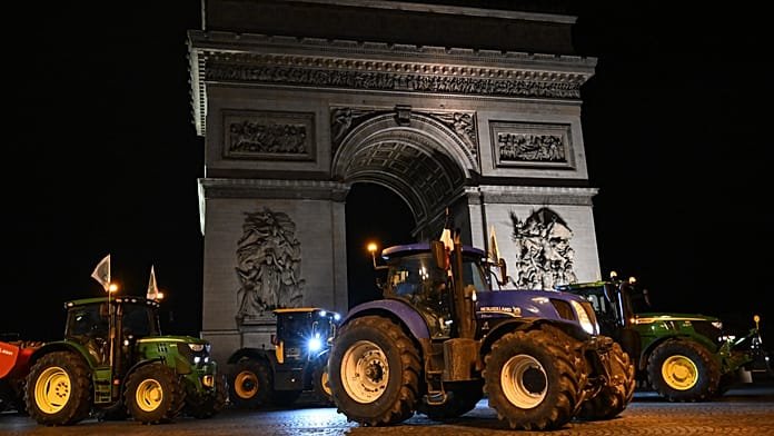 Los agricultores franceses llevan su pulso al corazón de París con 350 tractores en París