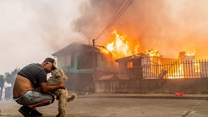 Los incendios forestales en Chile dejan al menos 19 muertos, obligan a evacuar a 50.000 personas