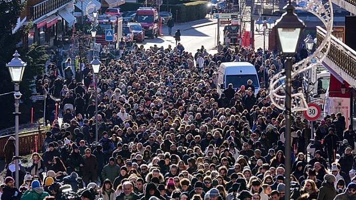 Los vecinos de Crans-Montana participan en una marcha silenciosa por las víctimas del incendio
