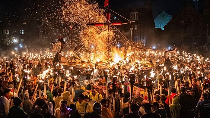 Up Helly Aa, cientos con antorchas se reúnen en una isla escocesa en el festival vikingo de fuego