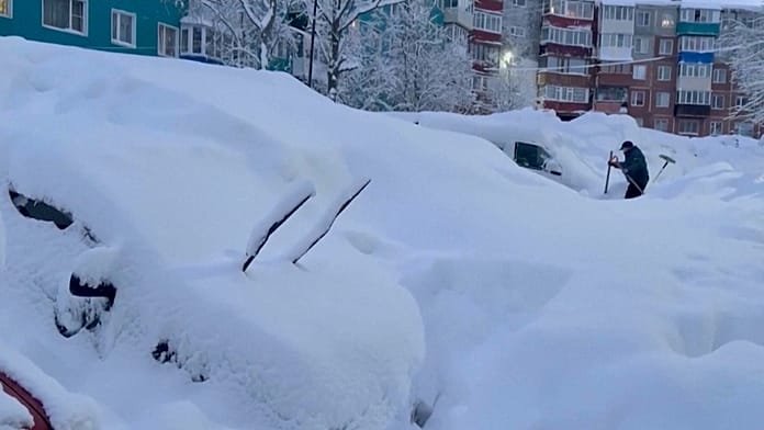 Desentierran viviendas bajo grandes acumulaciones de nieve en Kamchatka, Rusia