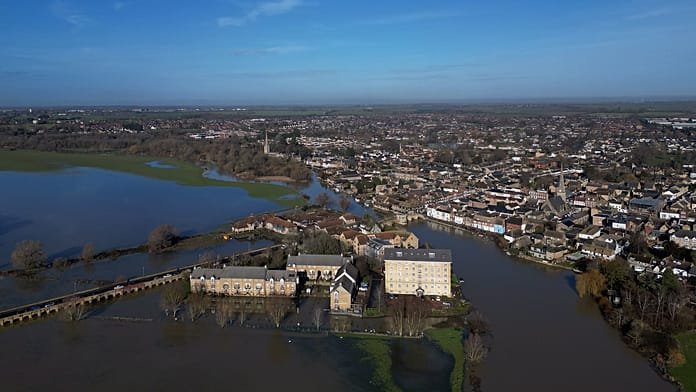 Tormenta Chandra, decenas de alertas de inundación siguen vigentes, la lluvia azota el Reino Unido