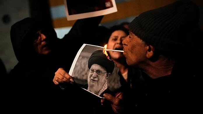 Los muertos en las protestas de Irán superan los 5.000 y Trump envía a la Armada estadounidense