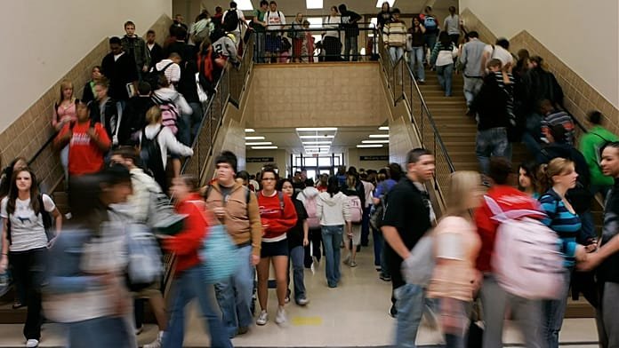 Polémica en Francia: Hachette retira libros escolares por un error sobre la masacre del 7 de octubre