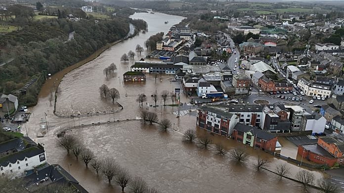 "Todo destruido", las localidades irlandesas limpian tras las inundaciones de la tormenta Chandra
