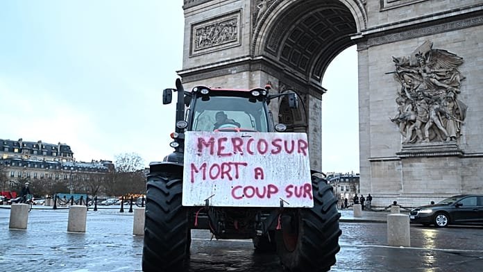 Agricultores franceses protestan contra el acuerdo entre la UE y Mercosur con tractores en París