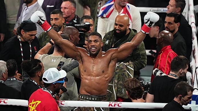 El boxeador británico Anthony Joshua se queda en Nigeria para recuperarse del accidente de coche, según su promotor