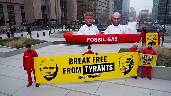Greenpeace exhibe efigies de Trump y Putin en Bruselas, pide a la UE fin a los combustibles fósiles