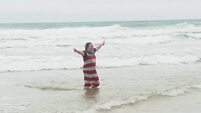 Bañistas se lanzan al tradicional baño de Año Nuevo en la playa de Carcavelos, cerca de Lisboa