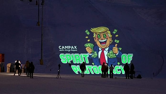 Activistas proyectan una imagen satírica de Trump en Davos