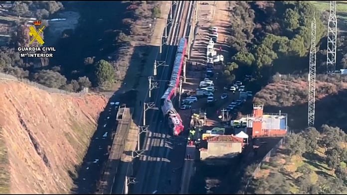 Colas e impotencia en Atocha: decenas de pasajeros buscan cómo llegar a Andalucía tras el accidente