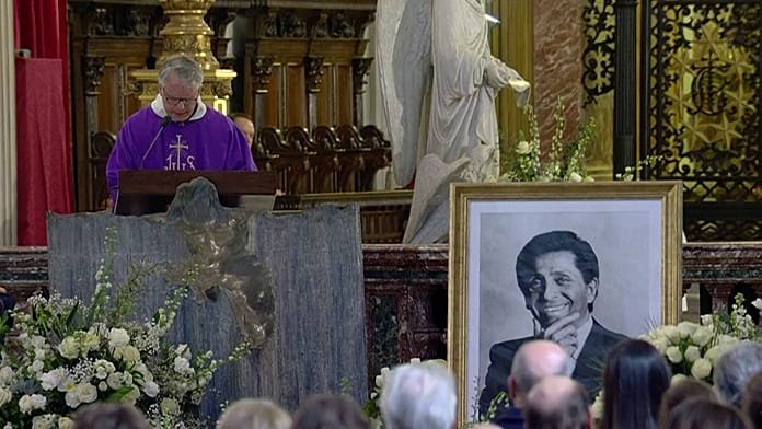 Anne Hathaway y Donatella Versace, entre los asistentes al funeral de Valentino en Roma