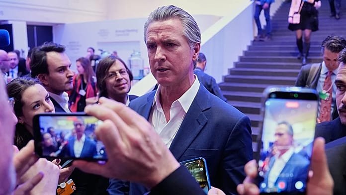 El gobernador de California, Gavin Newsom, insta a Europa a "devolver el golpe" a Trump