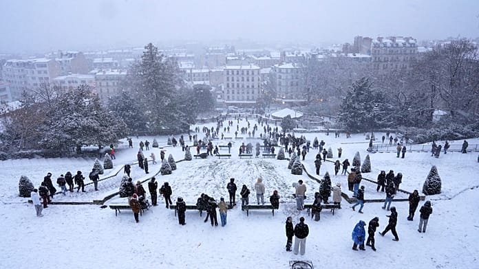 París bajo un manto de nieve mientras las temperaturas caen por debajo de 0