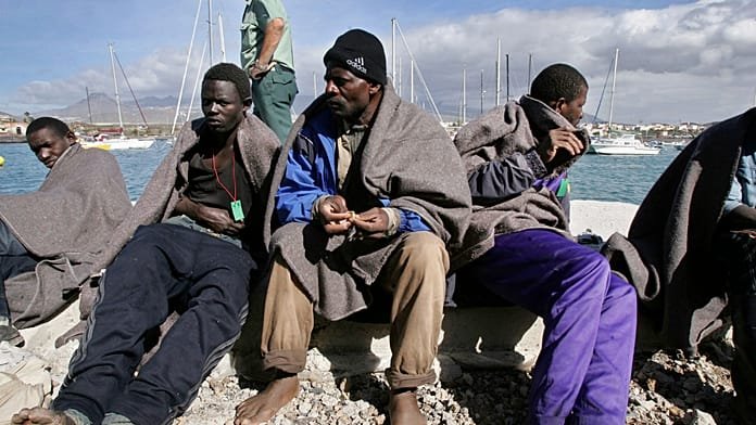 Un informe de Funcas calcula que en España hay hasta 840.000 inmigrantes sin papeles