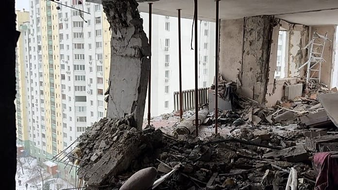 Un ataque aéreo ruso contra múltiples edificios residenciales en Kiev deja 4 muertos y 24 heridos