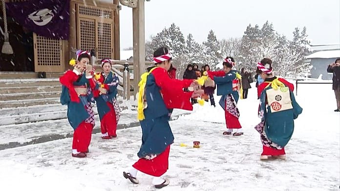 En Japón, se celebra una ceremonia tradicional de machacado del arroz en un pueblo nevado de Aomori