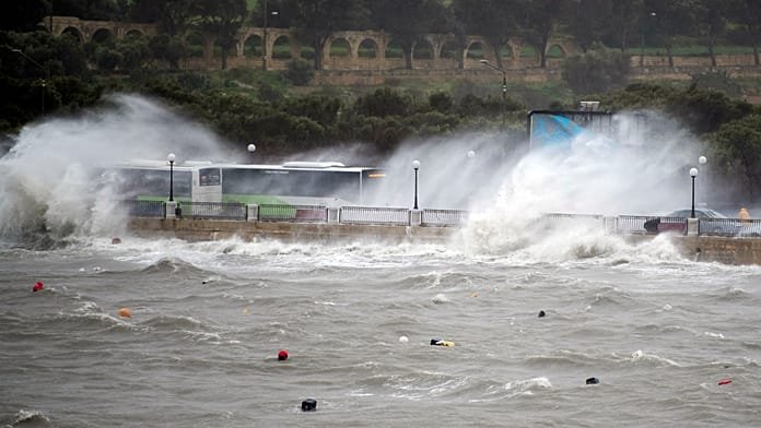 La tormenta Harry azota Malta con fuertes vientos y oleaje intenso