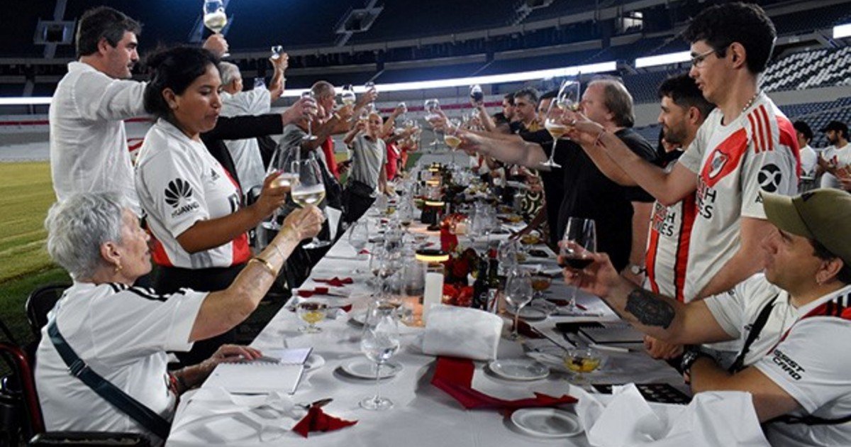 River abrió las puertas del Monumental para abrazar a los socios que tuvieron un 2025 difícil: “Fin de año en casa y en familia”